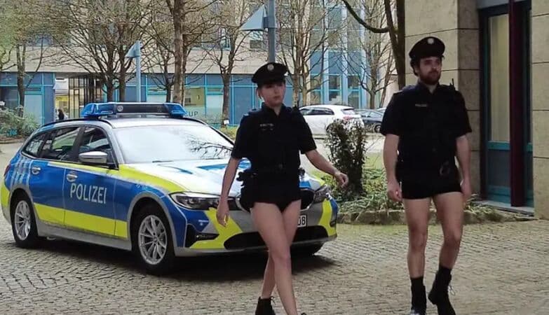 VÍDEO: Policiais protestam sem calças pela falta de uniformes na Alemanha