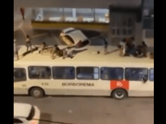 VÍDEO: Em ato de vandalismo, grupo ‘surfa’ e apedreja ônibus no Recife