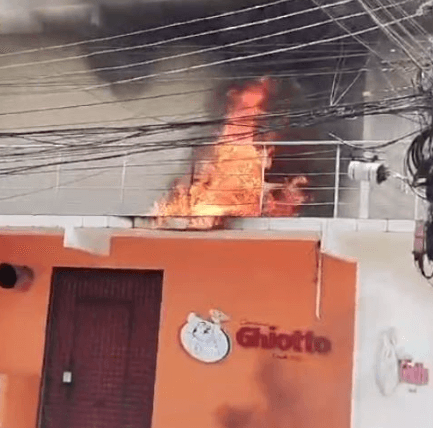 Incêndio atinge pizzaria na zona Norte de Manaus