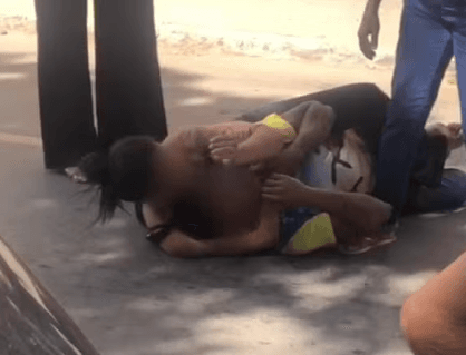 VÍDEO: Cuidadora de idosos imobiliza homem com ‘mata-leão’ após ele agredir a própria mãe em MG