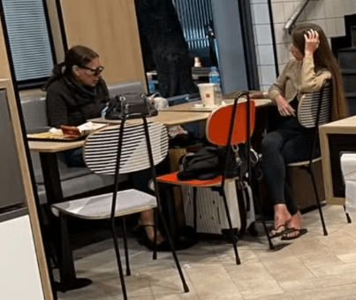 Mãe e filha “moram” há três meses em McDonald’s do Rio de Janeiro; entenda