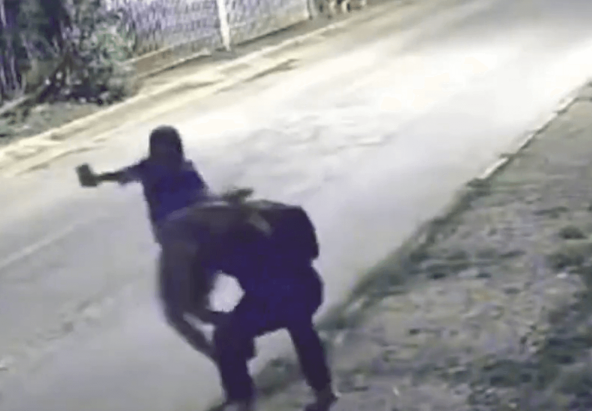 VÍDEO: Durante assalto, mulher é agredida por bandido no DF