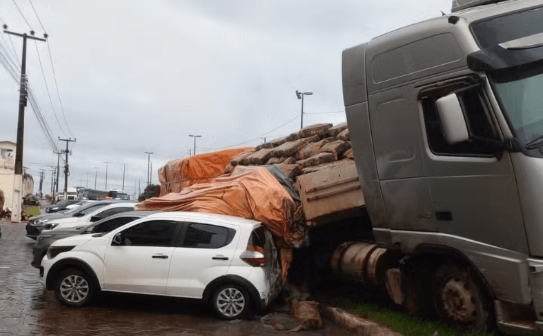 VÍDEO: Carreta desgovernada acerta mais de 10 veículos em rodovia do Maranhão