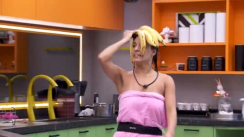 BBB 24: Davi chama Beatriz de “egoísta” e briga tem desfile com banana na cabeça