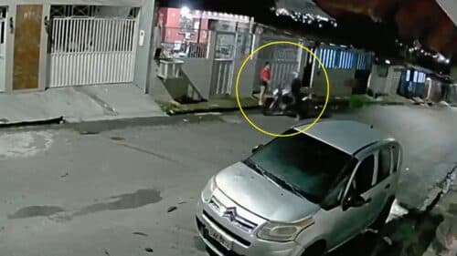 VÍDEO: Enquanto conversa, mulher é assaltada na porta de casa, em Manaus