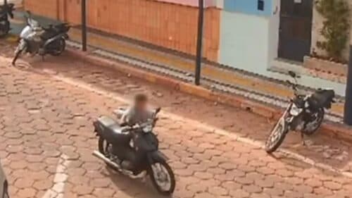 VÍDEO: Adolescente de 12 anos é flagrado furtando moto, em São Paulo