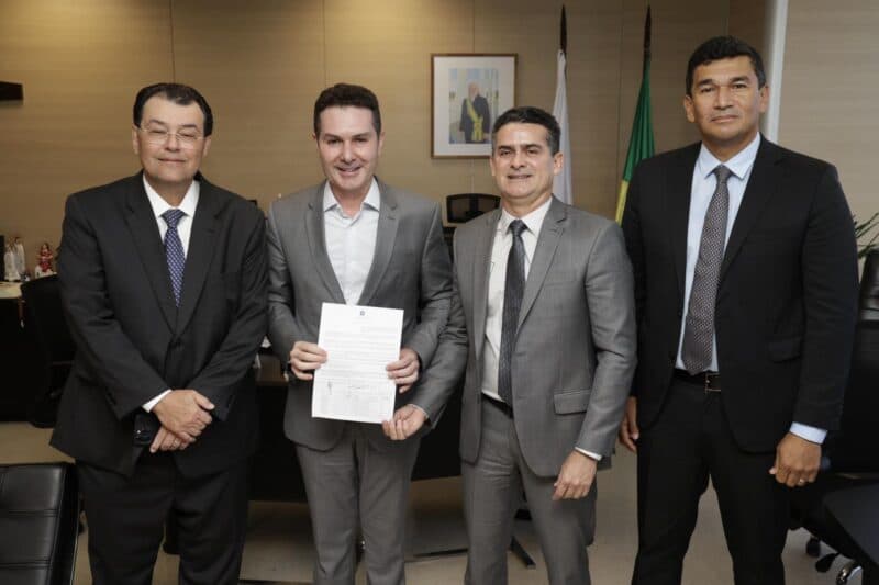 Prefeito fecha convênio em Brasília para novas 1 mil moradias em Manaus após articulação de Braga