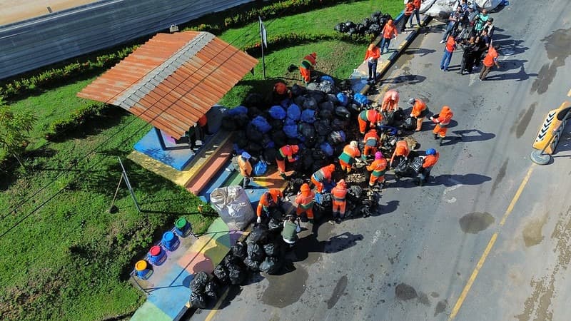 Prefeitura mobiliza garis para retirar lixo deixado por Amom Mandel em frente a aterro municipal