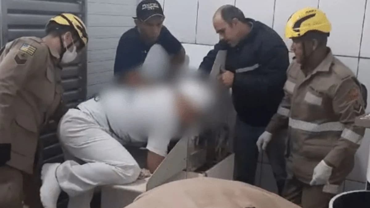 VÍDEO: Funcionário de padaria é socorrido após prender braço em máquina em GO