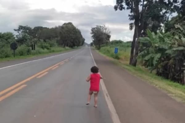 VÍDEO: Criança de fralda vista andando sozinha em rodovia é resgatada pela PRF, em Goiás