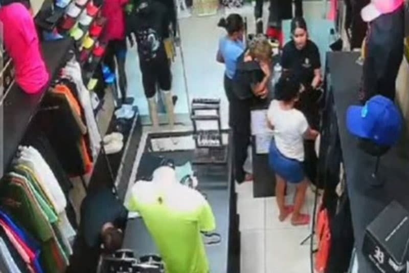 VÍDEO: Quarteto é flagrado praticando furto em loja no Centro de Manaus