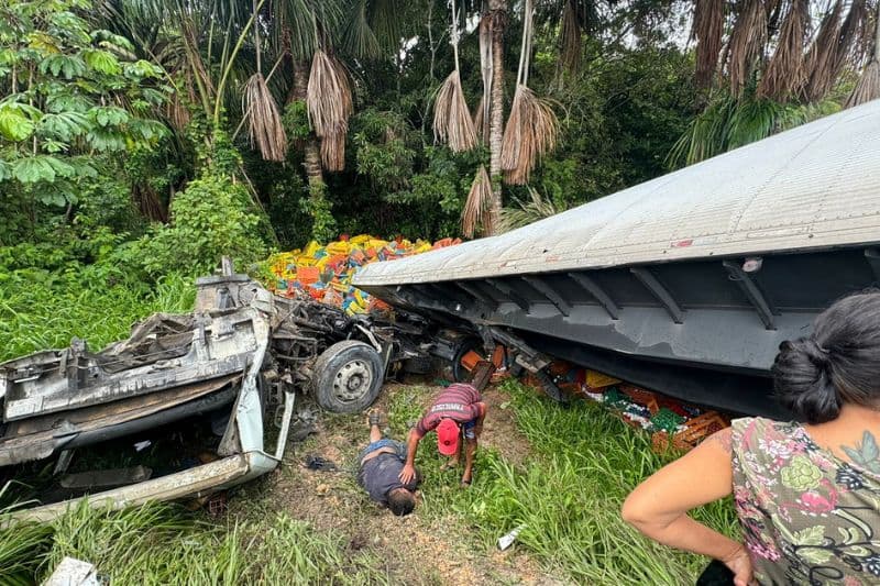 VÍDEOS: Grave acidente na BR-174 entre caminhão e ônibus escolar com crianças deixa feridos na estrada