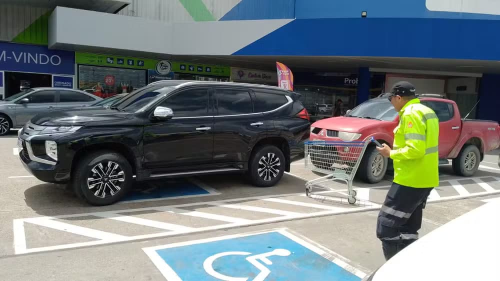 IMMU autua mais de 50 motoristas por usar vagas de estacionamento especial em Manaus