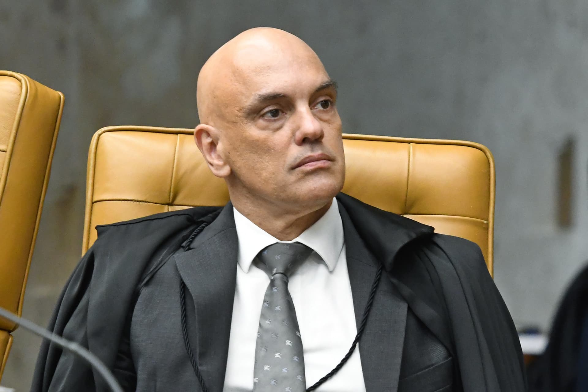 Oposição entrega a Pacheco pedido de impeachment de Moraes