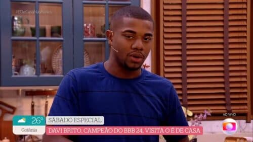 Em programa de TV, Davi afasta rumores de término e confirma que segue com Mani