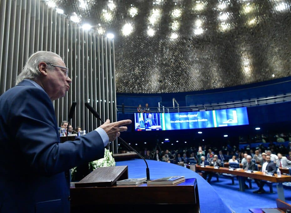 Zé Dirceu volta ao Congresso após 19 anos e avalia retorno nas eleições de 2026