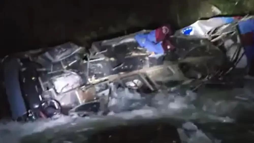 VÍDEO: Ao menos 23 morrem com queda de ônibus em abismo, no Peru