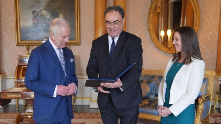 Rei Charles vai estampar notas de 5, 10, 20 e 50 a partir de junho