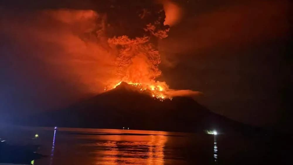 VÍDEO: Vulcão entra em erupção na Indonésia e obriga 800 pessoas a fugirem de suas casas