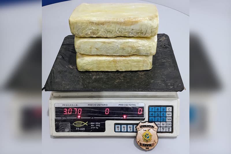 Mulher é presa com drogas em viagem de barco para Manaus