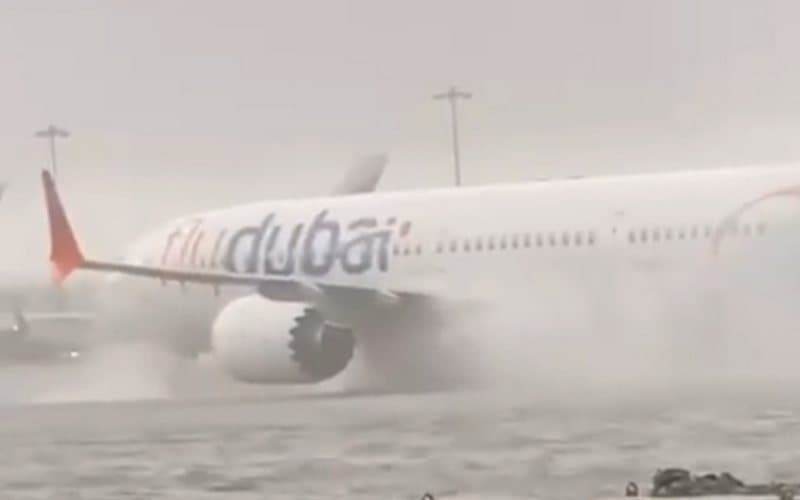 VÍDEO: Aeroporto de Dubai fica alagado e avião “navega na pista”