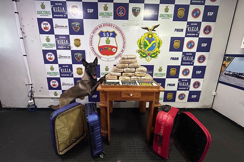 Em Coari, dois homens são presos com drogas em embarcação