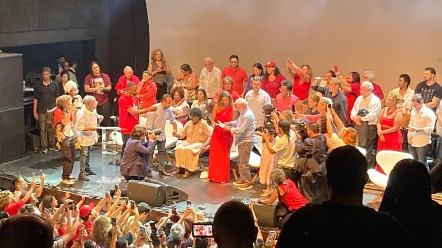 Irmã de Marielle, ministra Anielle Franco se filia ao PT na presença de Lula