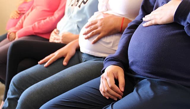 PL na Câmara dos Deputados propõe licença-maternidade e paternidade para estudantes