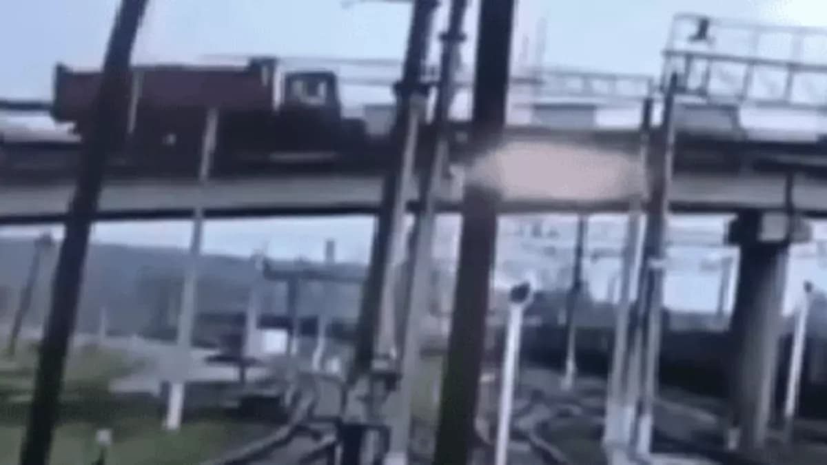 VÍDEO: Caminhão cai em linha de trem após ponte desabar, na Rússia; uma pessoa morre