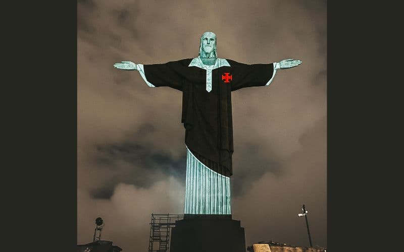 Cristo Redentor reflete camisa do Vasco em homenagem ao centenário da Resposta Histórica