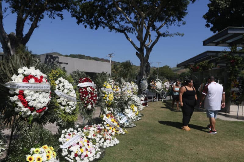 Fãs e artistas prestam últimas homenagens ao cantor Anderson Leonardo, do Molejo