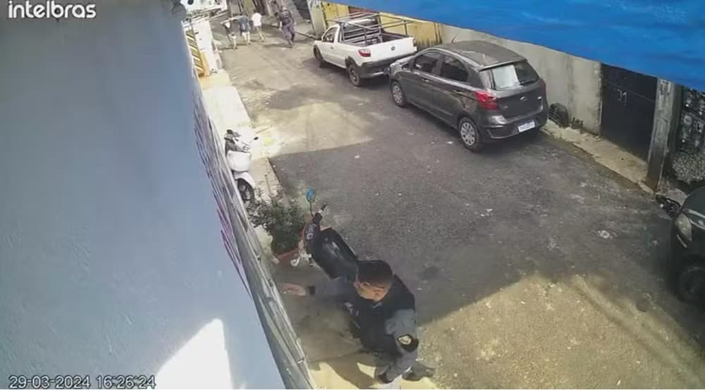 VÍDEO: PM’s de Manaus são filmados mandando moradores tirarem câmeras de casa na Zona Oeste