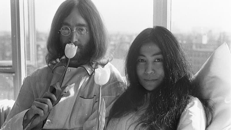 Yoko Ono teria apresentado John Lennon à heroína, revela novo livro sobre os Beatles