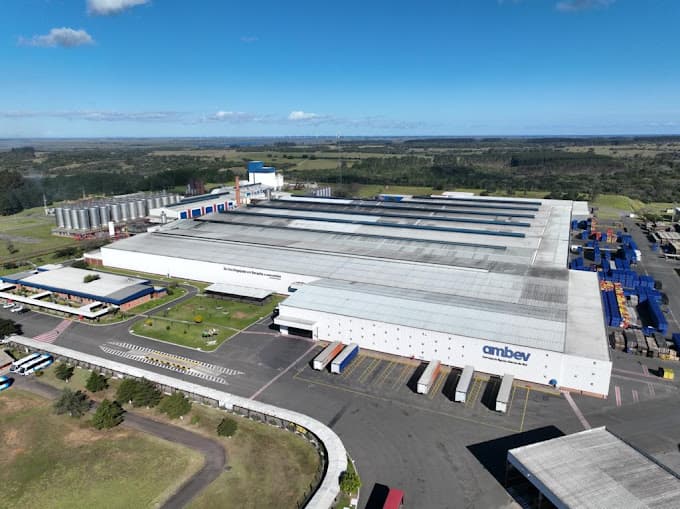 No RS, fábrica de cerveja interrompe produção para envasar água potável e doar à população