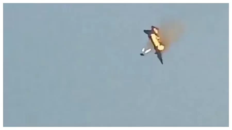 Jato de combate explode em Bangladesh durante manobra arriscada; vídeo