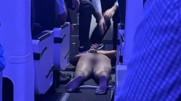 Avião faz pouso de emergência na Austrália após peladão derrubar comissária de voo