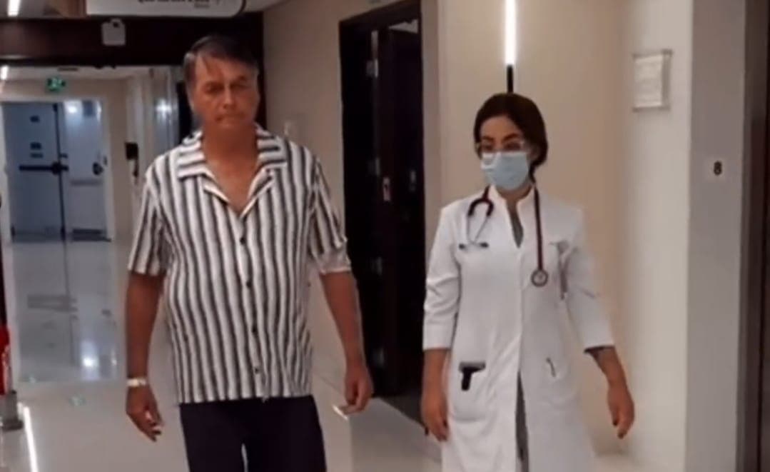 No hospital, Bolsonaro diz que está bem e manda recado: “Brevemente voltaremos às atividades”
