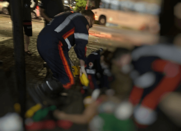 Morador em situação de rua leva terçadada na cabeça durante briga, em Manaus