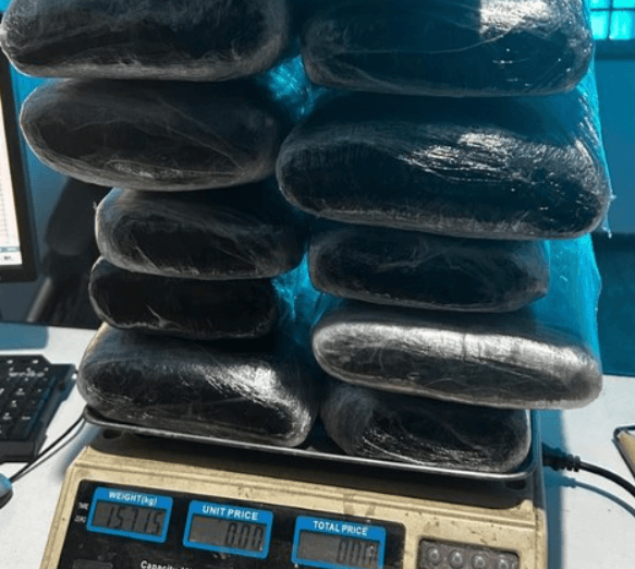 Mulher é presa com 15 kg de drogas em aeroporto do interior do Amazonas