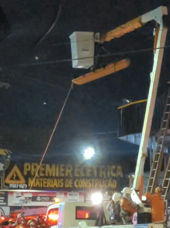 Homem fica preso no telhado ao sofrer descarga elétrica em Manaus