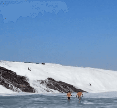 VÍDEO: banhistas são arrastados por onda na praia de Itacoatiara, no RJ