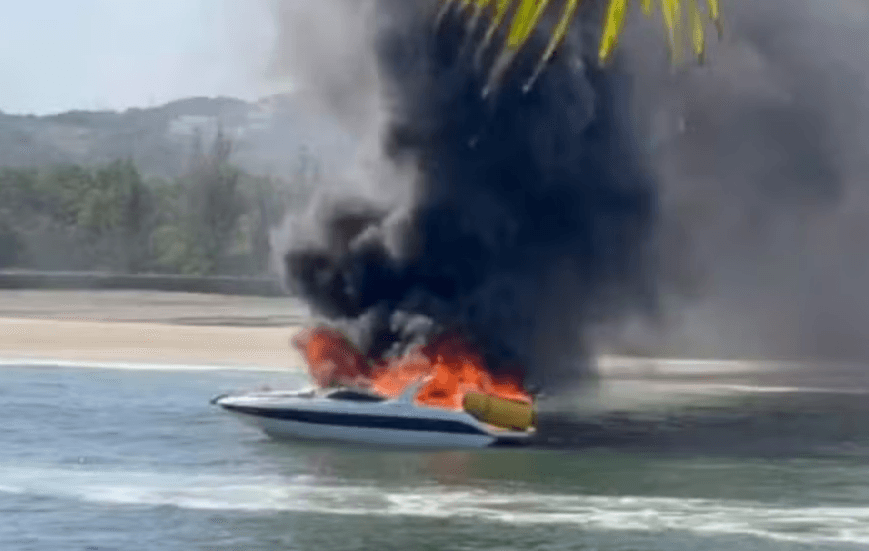 VÍDEO: Lancha pega fogo e pessoas se jogam no mar, no RJ