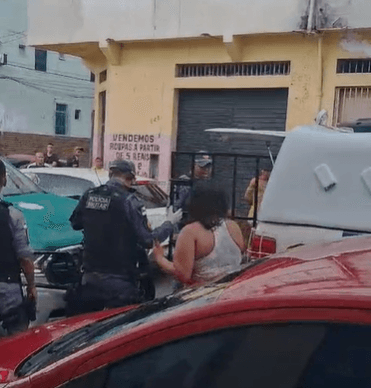 VÍDEO: Homem é espancado por populares acusado de estuprar criança de 5 anos, no Centro de Manaus