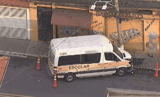 Van escolar bate em poste e deixa feridos em SP