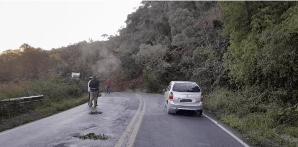 Chuva causa deslizamento de terra e rodovia é interditada em Santa Catarina