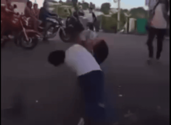 VÍDEO: alunas brigam após saírem de escola em Manaus