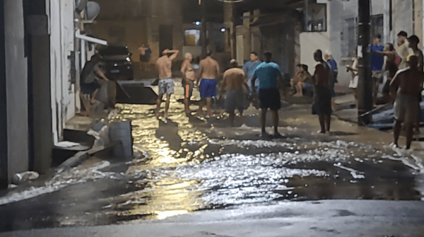 VÍDEO: Casas são inundadas por lama após adutora se romper em bairro de Manaus