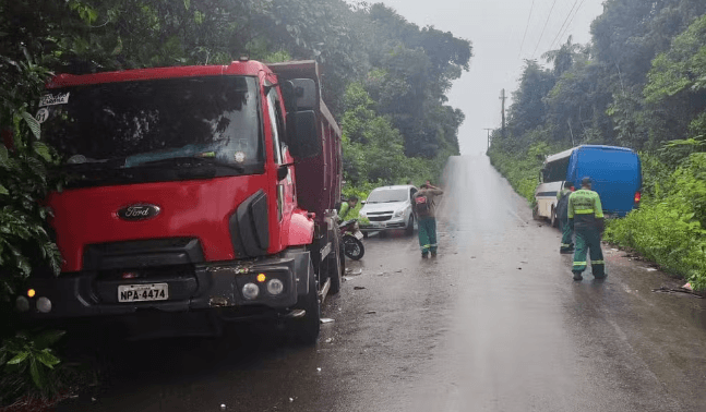 Caçamba bate em micro-ônibus escolar e deixa dois feridos no Amazonas