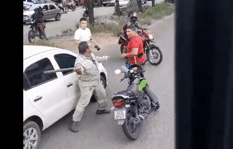 Motorista de carreta agride motociclista com barra de ferro em briga de trânsito em Manaus