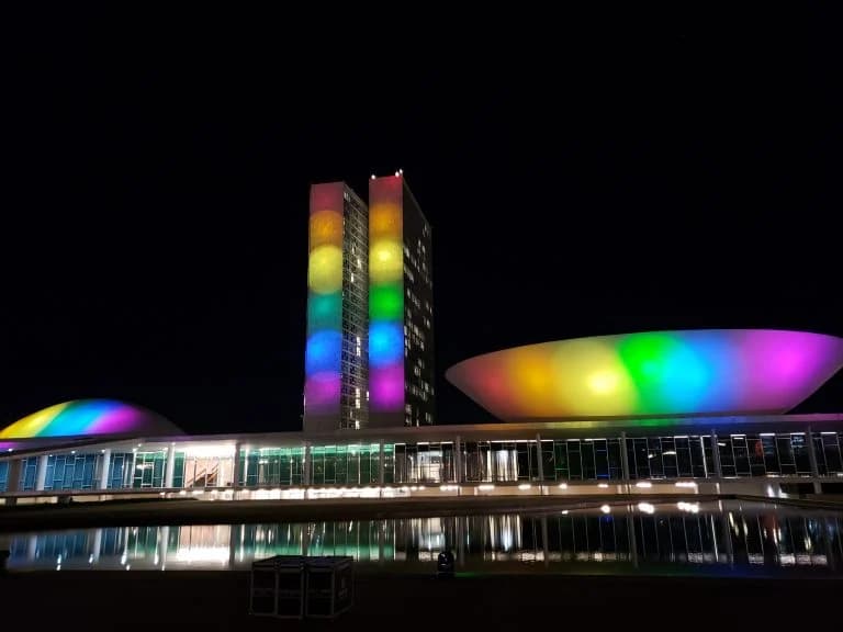 Congresso Nacional é iluminado com cores do movimento LGBTQIAPN+ em ação contra a LGBTfobia